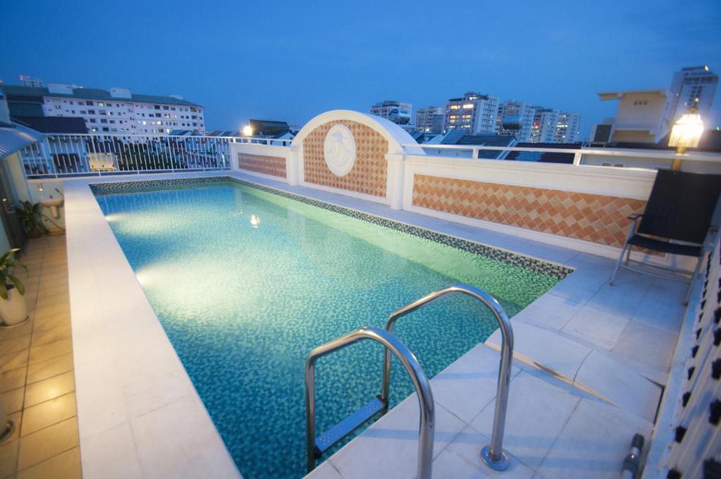 Central Hotel & Residences Swimming Pool - Suite