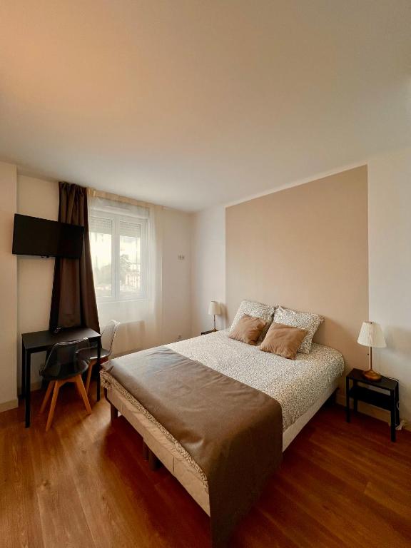 sypialnia z dużym łóżkiem i biurkiem w obiekcie Studio 2 pers face gare SNCF Appart Hotel le Cygne D2 w mieście Bourges