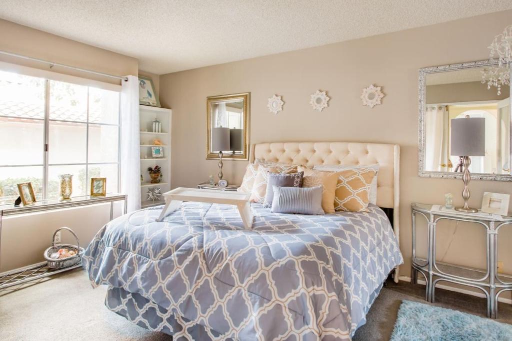 - une chambre avec un grand lit et une fenêtre dans l'établissement Glamorous Regal Design Home with Private Patio and Garage, à Laguna Hills