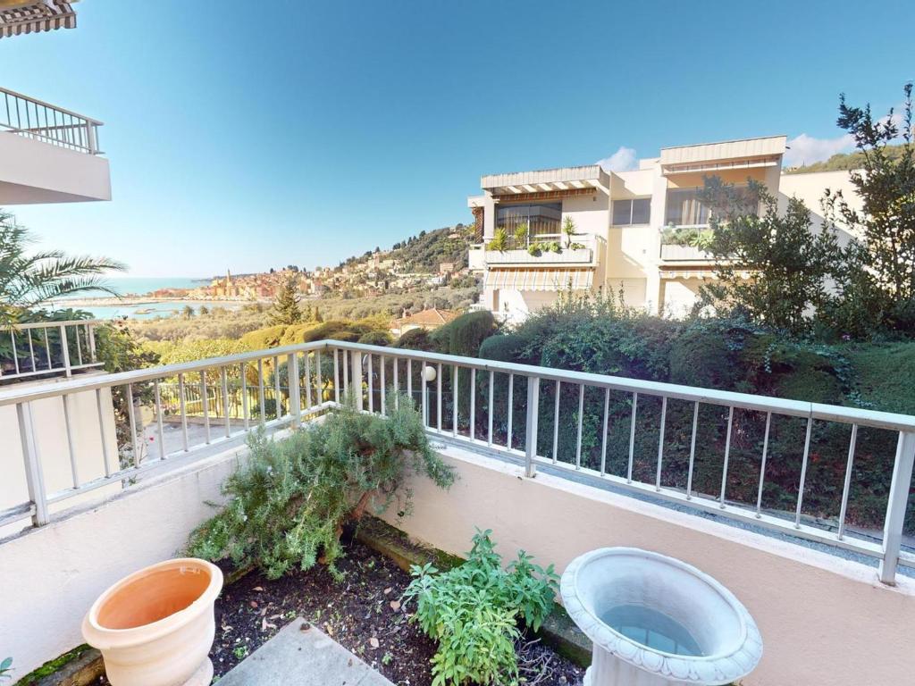 - un balcon d'une maison agrémentée de plantes dans l'établissement 3P climatisé avec grande terrasse, piscine et WiFi - FR-1-196-350, à Menton
