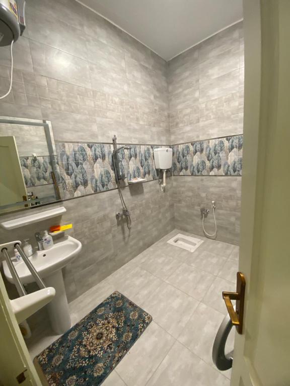 y baño con lavabo y espejo. en Villa in hurghada, en Hurghada