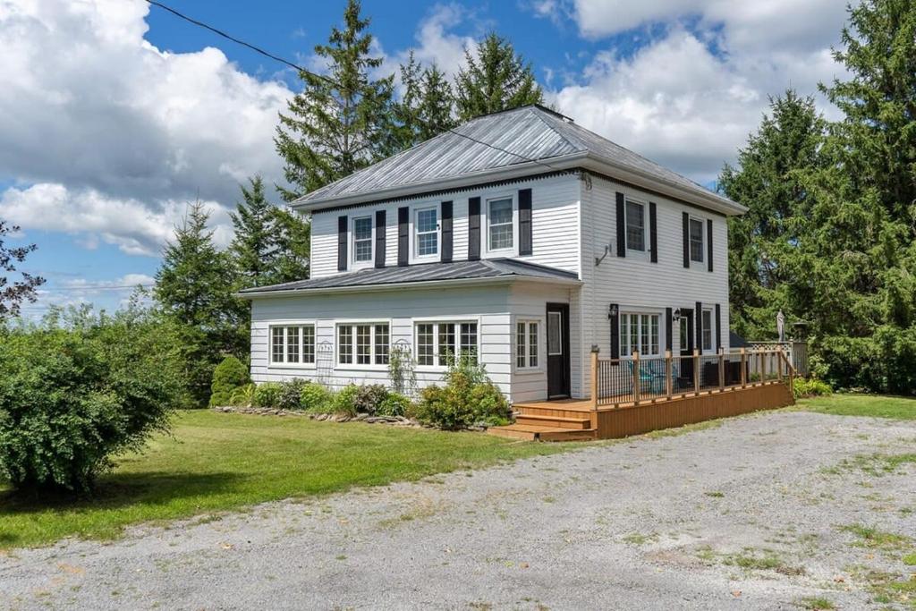 to Golden Field Farmhouse, Wellington (updated prices 2024)