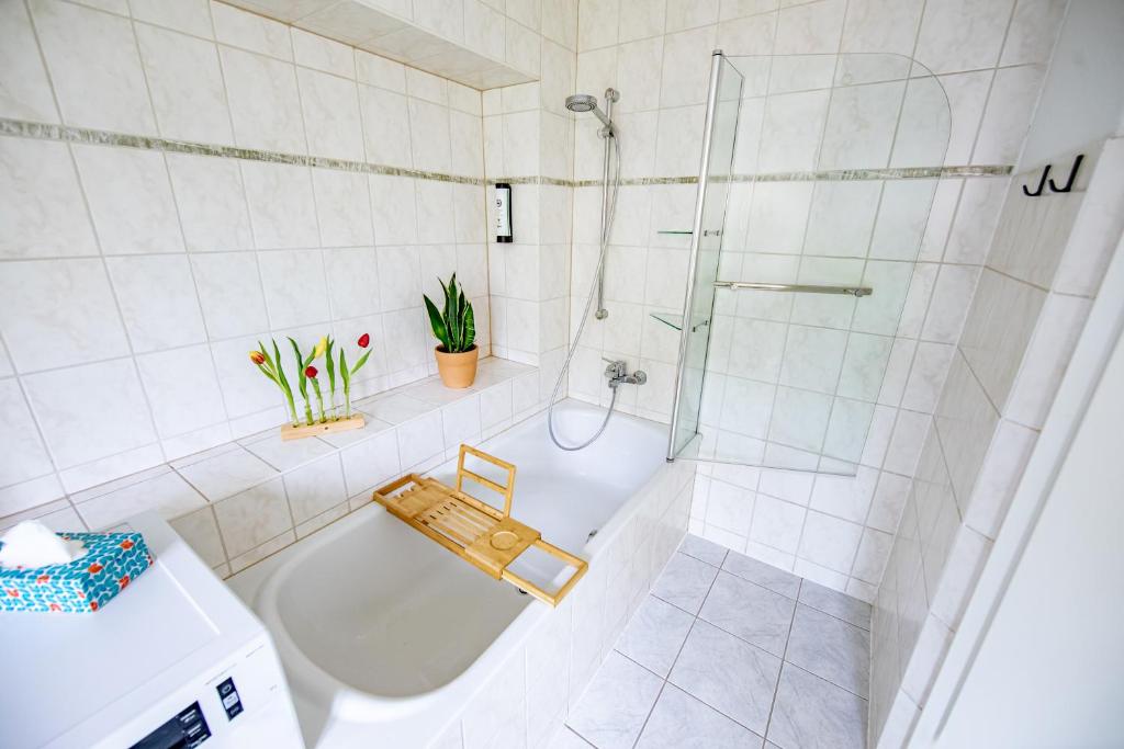 Koupelna v ubytování Voll ausgestattetes, neues Rennsteig Apartment Ruhla
