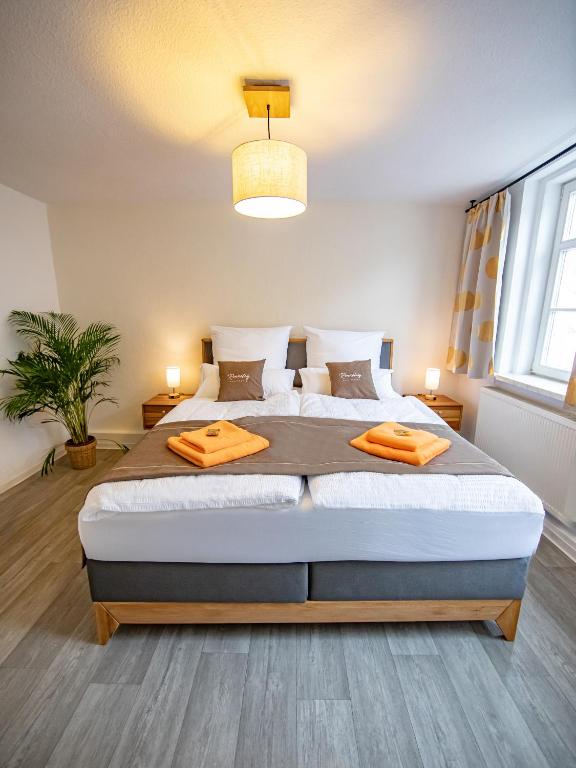 Postel nebo postele na pokoji v ubytování Voll ausgestattetes, neues Rennsteig Apartment Ruhla