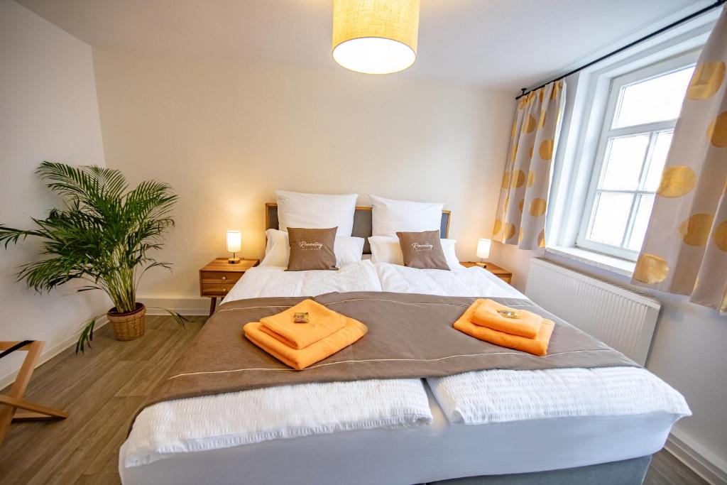 Postel nebo postele na pokoji v ubytování Voll ausgestattetes, neues Rennsteig Apartment Ruhla