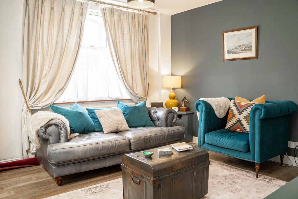 uma sala de estar com um sofá e uma cadeira em Historical 2 bed cottage - Chester centre - For 4 em Chester