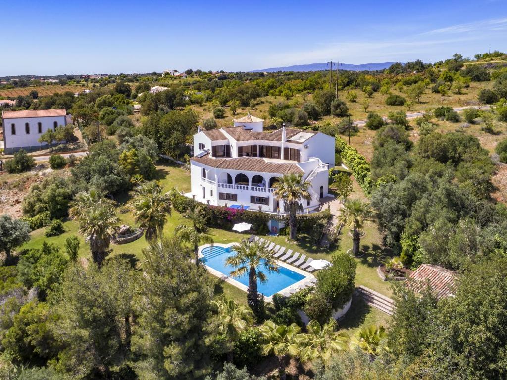 eine Luftansicht eines Hauses mit Pool und Bäumen in der Unterkunft Charming Algarve Villa 9 Bedrooms Villa Quinta Luz Large Pool and Snooker Table Silves in Silves