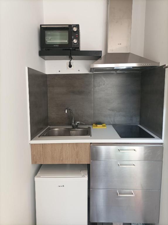 A kitchen or kitchenette at Myron Apartments