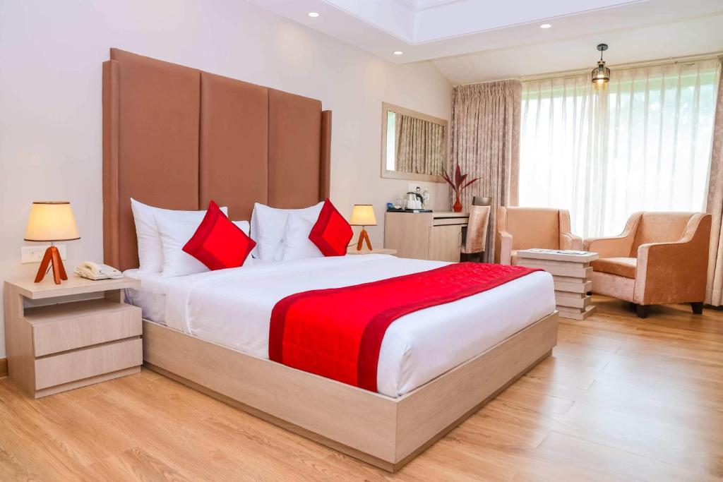 1 dormitorio con 1 cama grande con manta roja en Hotel Heera Executive, en Nandurbār
