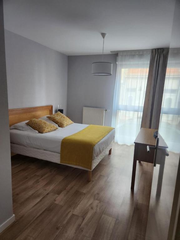 1 dormitorio con 1 cama y suelo de madera en DOMITYS - Le Fil de Soie en Calais
