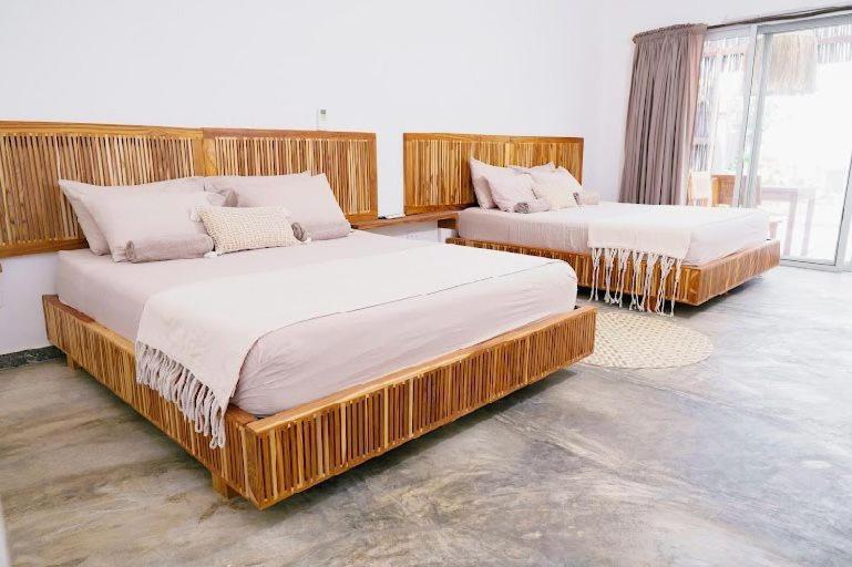 duas camas grandes num quarto com em Bahía Santamaría em Moñitos