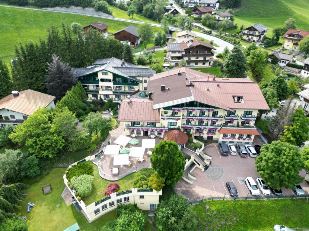 eine Luftansicht eines Hauses mit Hof in der Unterkunft Sonnenhotel Zum Stern in Bad Hofgastein