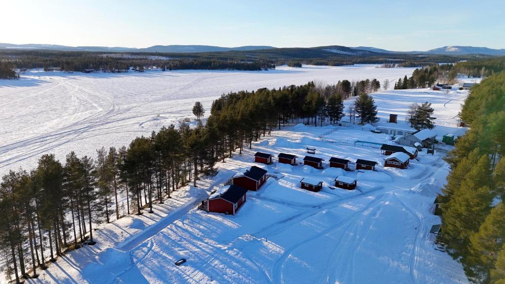 una vista aerea di una stazione sciistica nella neve di Holiday home - Semesterhus Solnedgång a Blattniksele