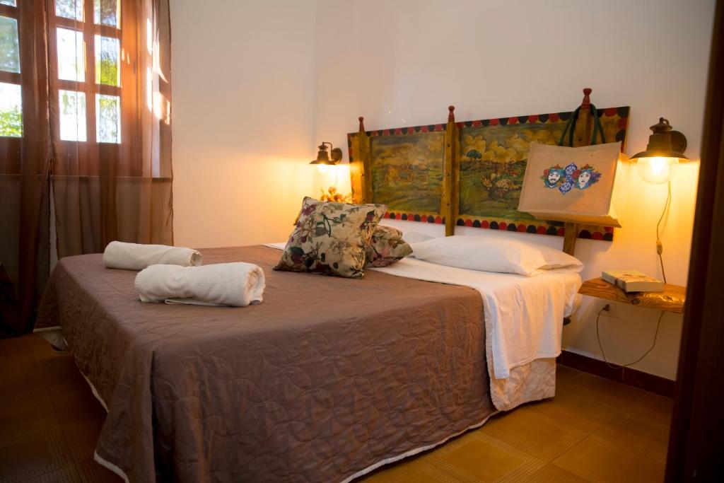 サン・ヴィート・ロ・カーポにあるVilla I Due Piniのベッドルーム1室(ベッド1台、タオル2枚付)