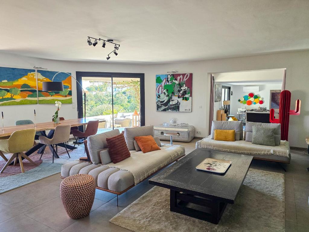 un salon avec un canapé et une table dans l'établissement Villa Nordsud, à Cavalaire-sur-Mer