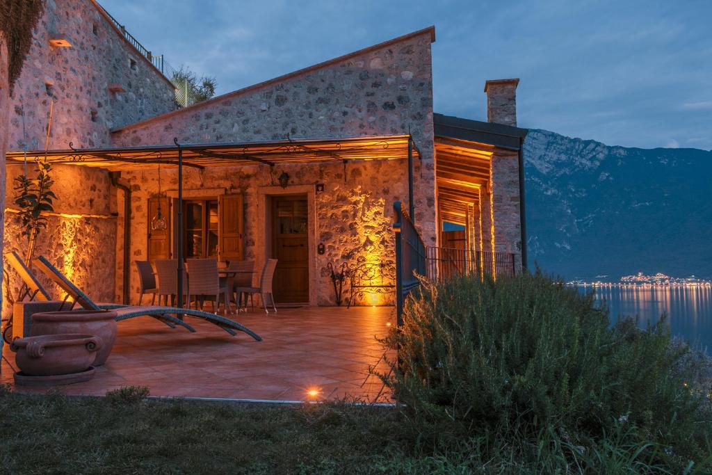 Casa con patio con mesa y sillas en Villa Limone, en Limone sul Garda