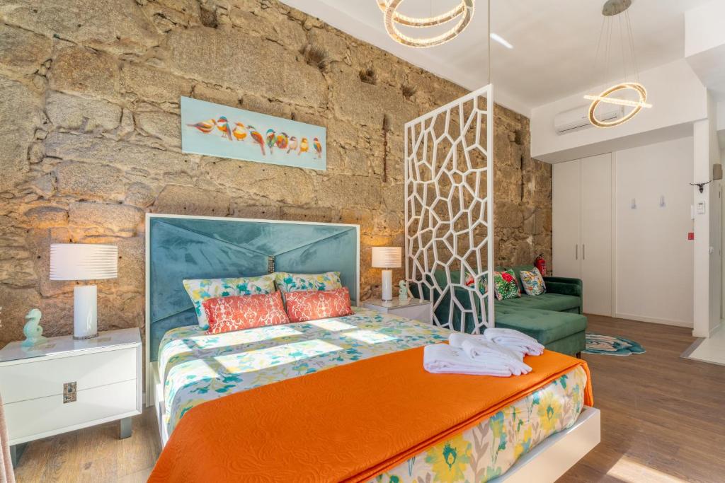 Charming Stone Wall Apt with Metro AC in Central Porto