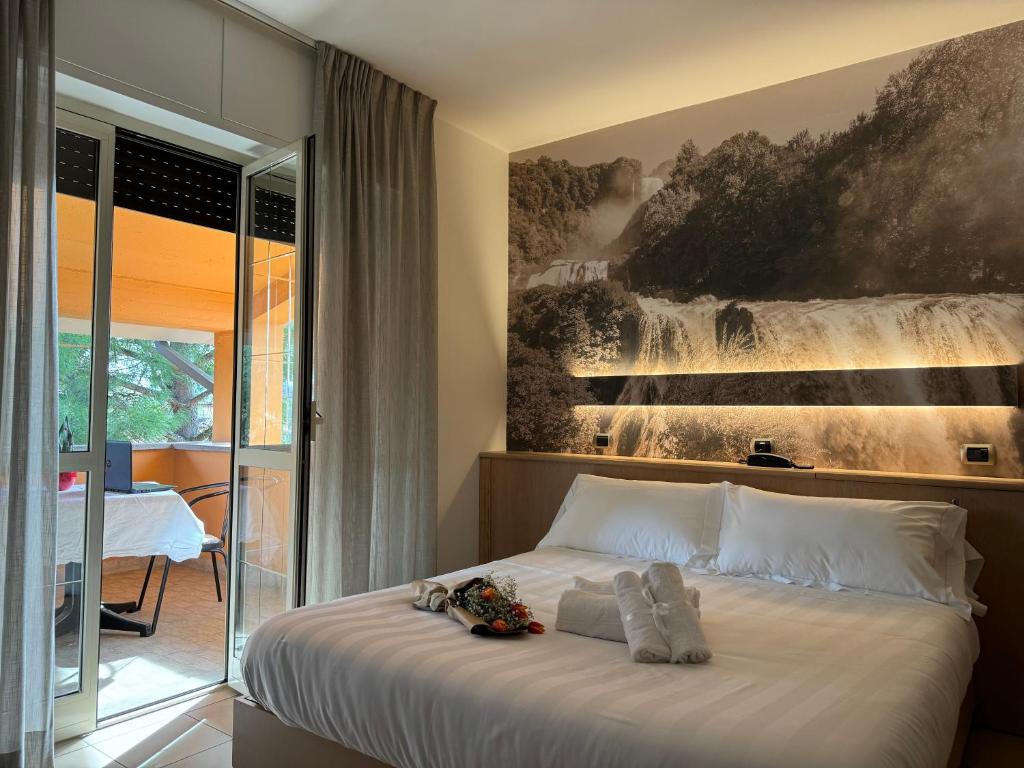 een slaapkamer met een bed met twee knuffels erop bij Hotel Cladan in Assisi