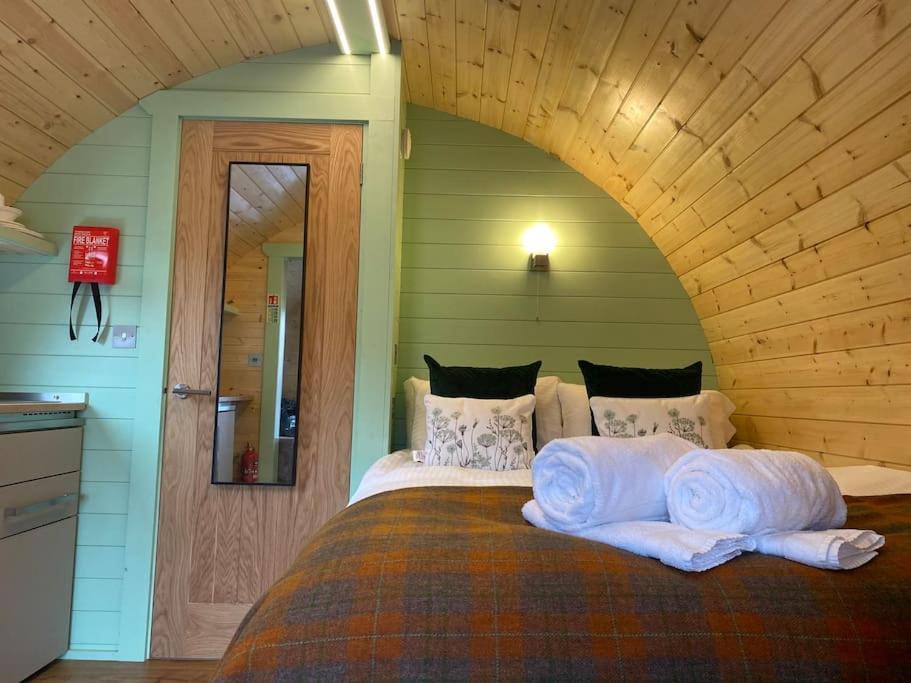Un dormitorio con una cama con toallas blancas. en Beautiful Seaview Lodge overlooking Loch Linnhe, en Fort William