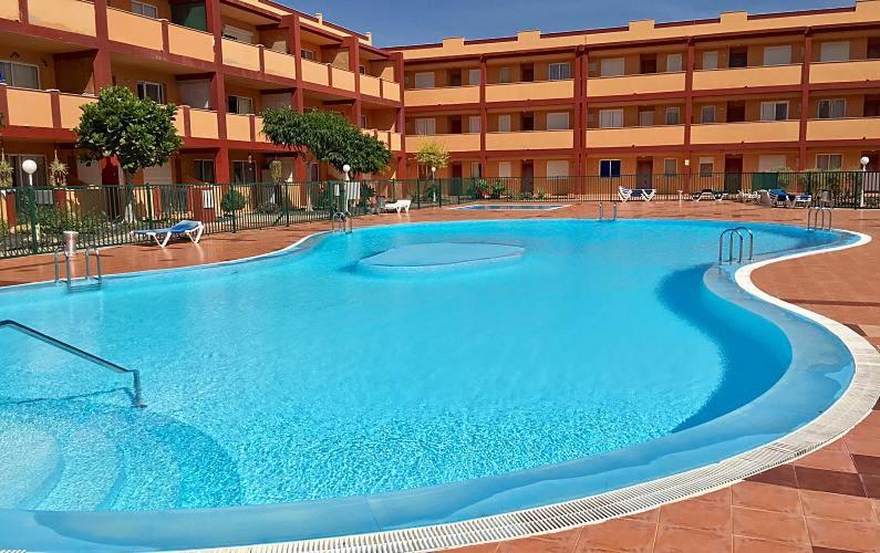 una gran piscina frente a un hotel en Casita La Caleta Fuerteventura, en Parque Holandes