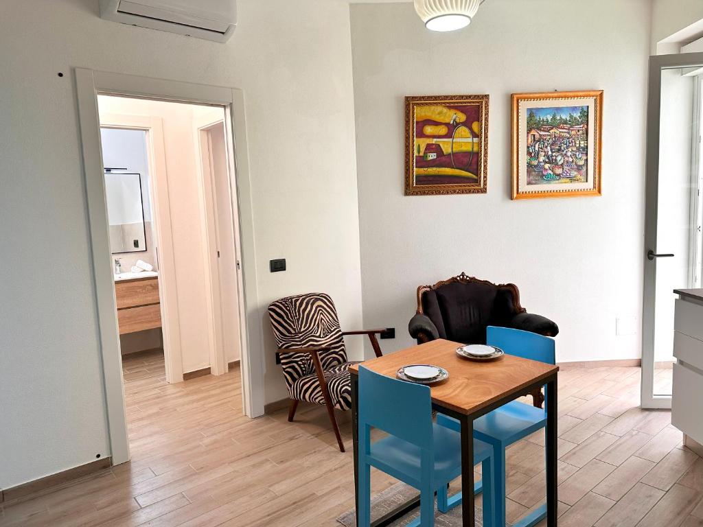 ein Wohnzimmer mit Tisch und Stühlen in der Unterkunft Carloforte al Centro di Cagliari in Cagliari