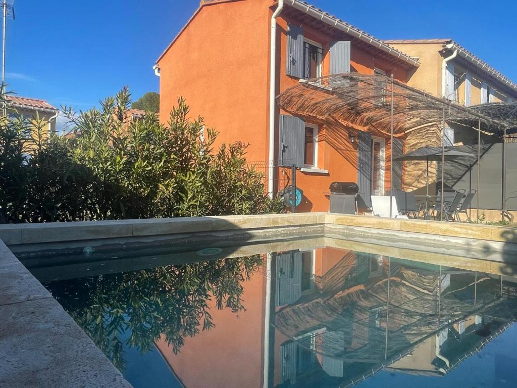 a swimming pool in front of a house at Le temps d'une pause in Villes-sur-Auzon