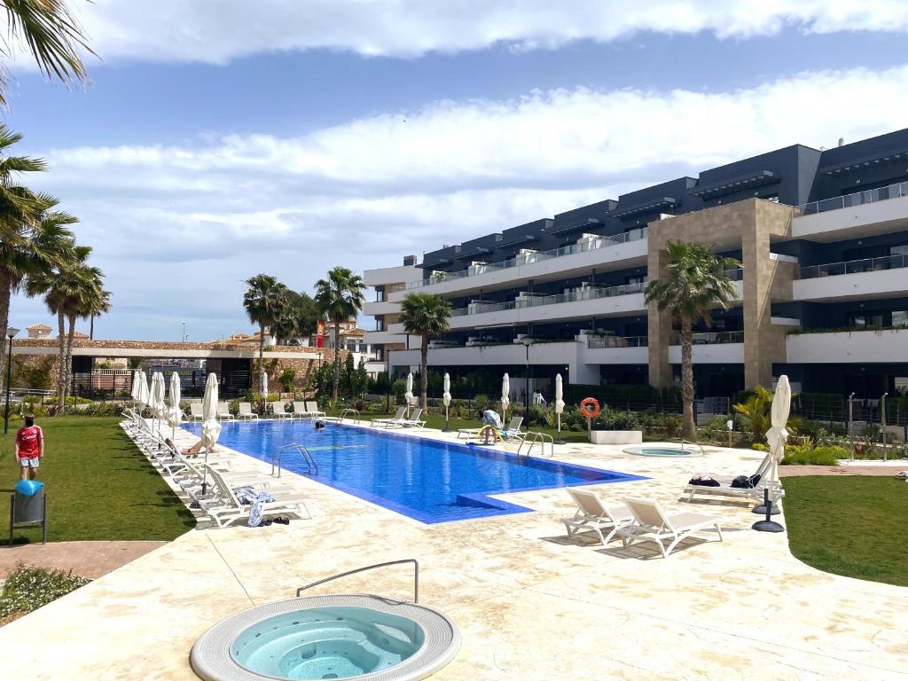 Πισίνα στο ή κοντά στο Lujoso Ático en Flamenca Village!