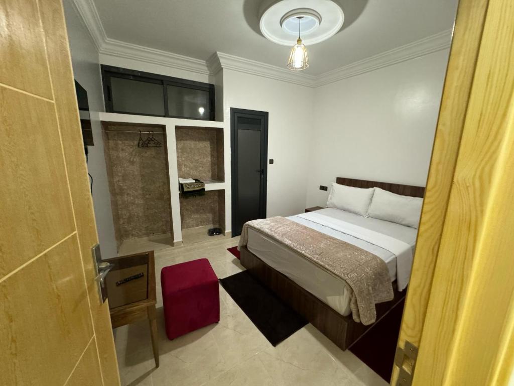 um quarto com uma cama e uma janela em Hotel Ahmed Ali em Dakhla