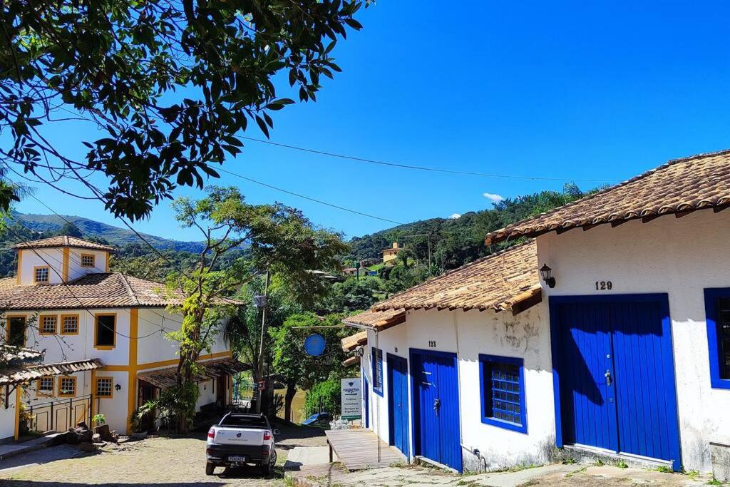 grupa budynków z niebieskimi drzwiami w mieście w obiekcie Flat 131 - Point do Canto w mieście Rio Acima