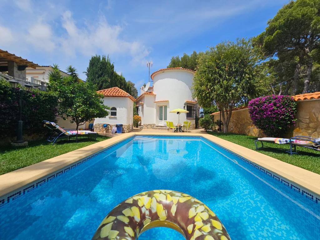 ein Swimmingpool vor einem Haus in der Unterkunft Villa Comas in Denia