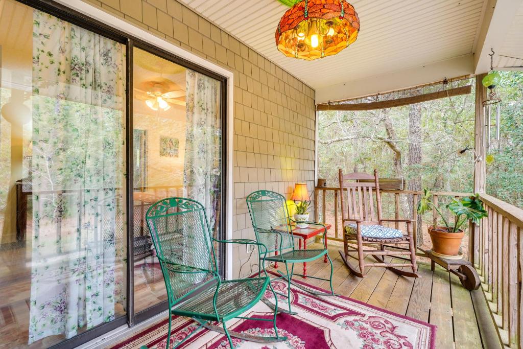 Wilmington Getaway Near Carolina Beach Boardwalk! في ويلمنجتون: شرفة مع كراسي خضراء وثريا