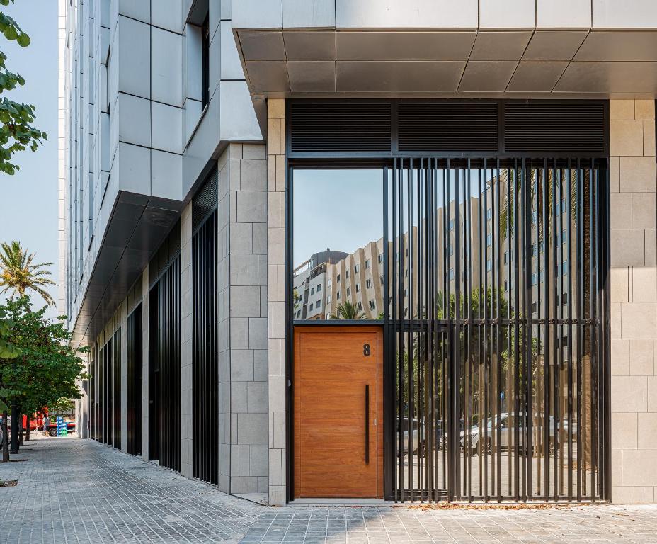 una puerta de madera en el lateral de un edificio en Duplex 6 pax 2 BTH, excelent area luxor, en Valencia