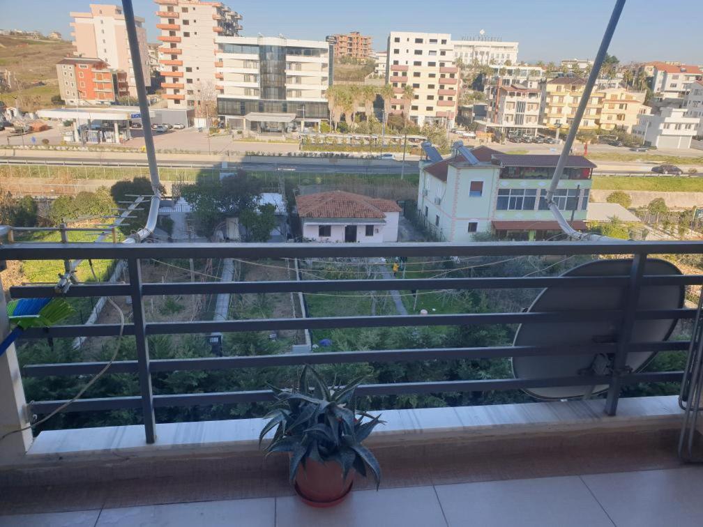 uma varanda com vista para a cidade em Loren em Durrës