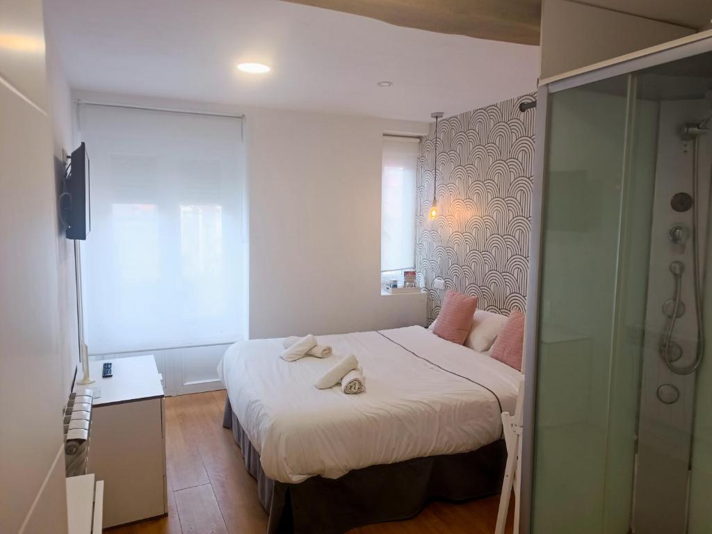 Postel nebo postele na pokoji v ubytování Rin Rooms