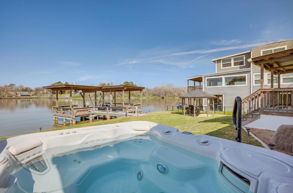 Sunset Cove Lakefront Rental with Private Dock!, Blanchard (bijgewerkte