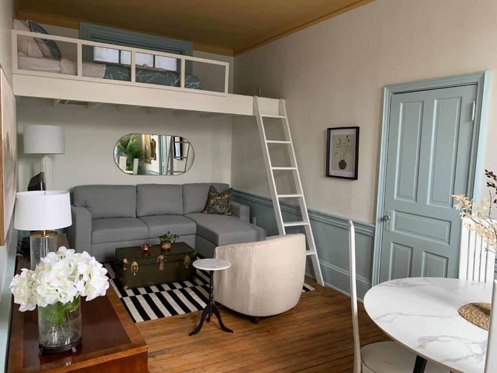 ein Wohnzimmer mit einem Etagenbett und einem Sofa in der Unterkunft Your Home with Patio Historic Halifax, Apt#3 in Halifax