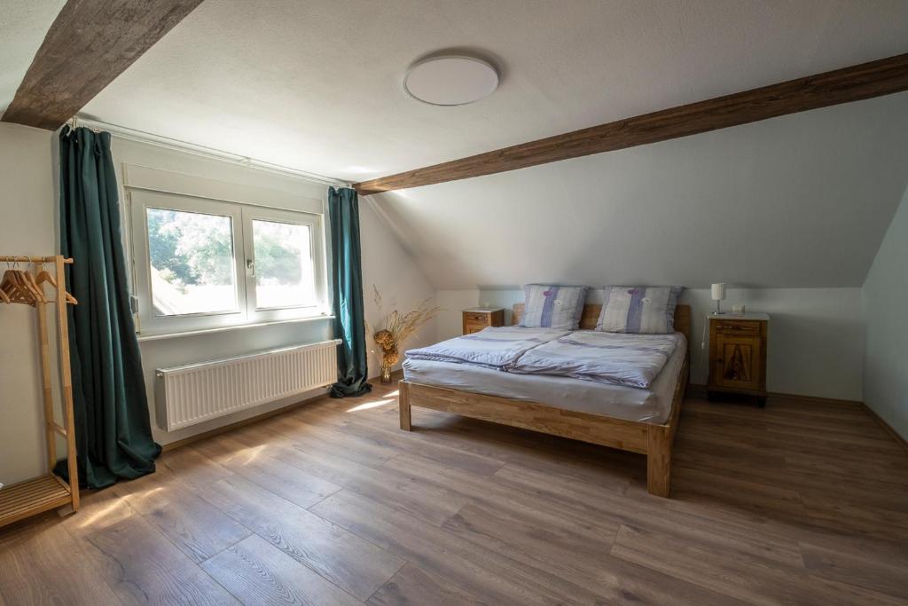 1 dormitorio con cama y ventana en Ferienhaus Zum Waldrand, en Erfweiler