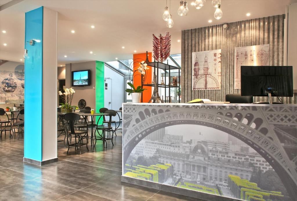 Predvorje ili recepcija u objektu Hotel Alpha Paris Eiffel by Patrick Hayat