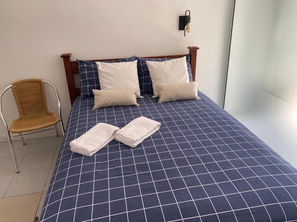 - un lit bleu contrôlé avec 2 serviettes dans l'établissement Residencial Sullivan - Florianópolis - Loft 03, à Florianópolis