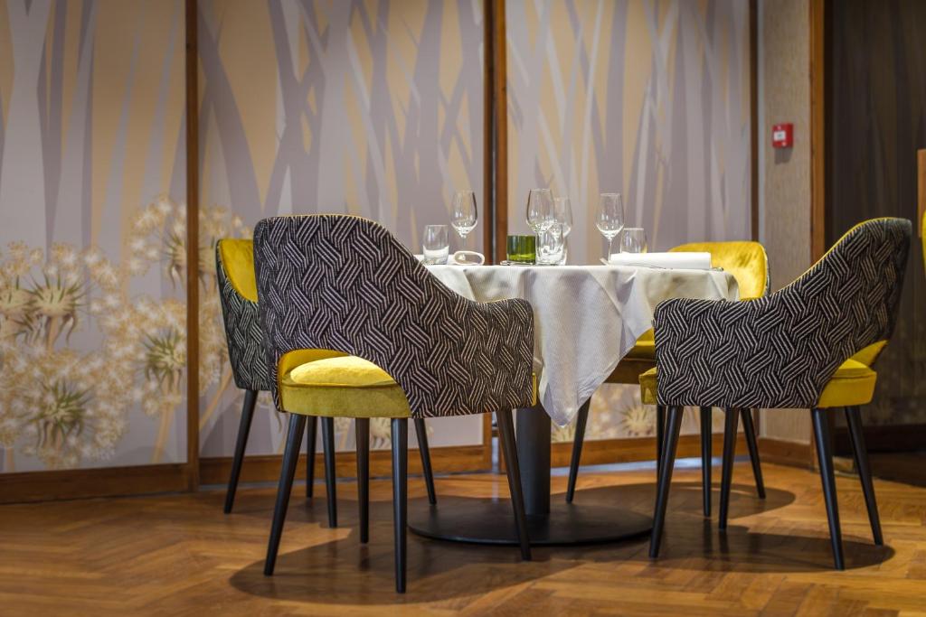 Posezení v ubytování Aux Deux Clefs Hostellerie Groff