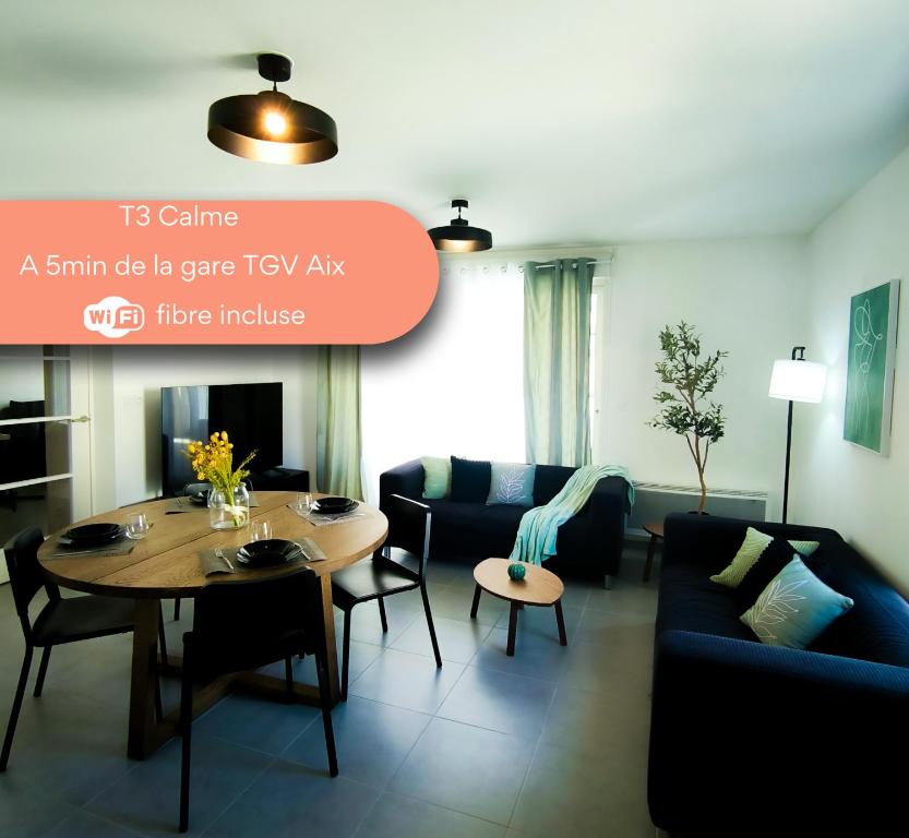 un salon avec un canapé et une table dans l'établissement L'instant aixois T3 situé à Aix La Duranne, à Aix-en-Provence