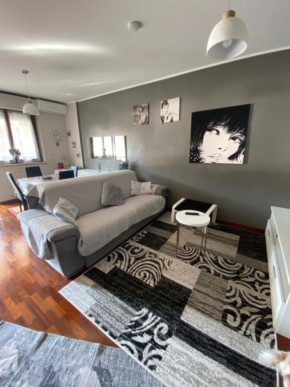- un salon avec un canapé et un lit dans l'établissement Inalpi Arena stadio olimpico private parking 15 minuti dal centro, à Turin