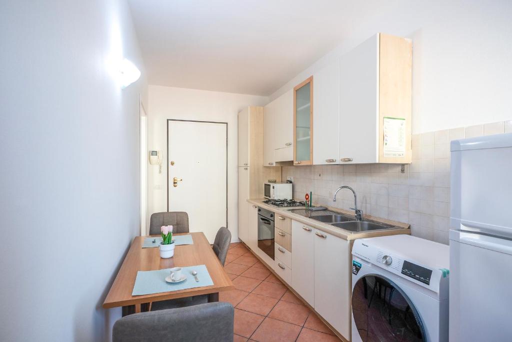a kitchen with a washer and dryer in it at Bologna41 in Parma