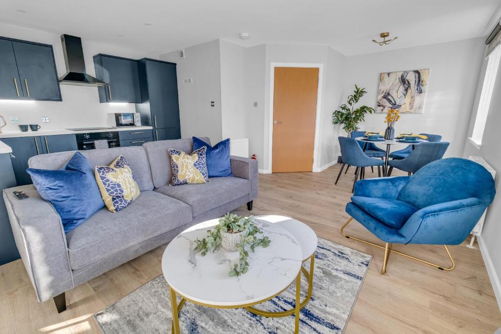 sala de estar con sofá, sillas y mesa en King Street Stay - SJA Stays - Luxury 2 Bed Apartment en Aberdeen