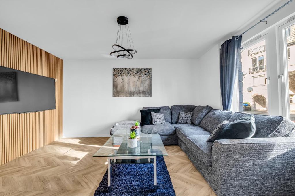 uma sala de estar com um sofá e uma mesa em Urban City Stay - SJA Stays - Luxury 2 Bed Apartment em Aberdeen