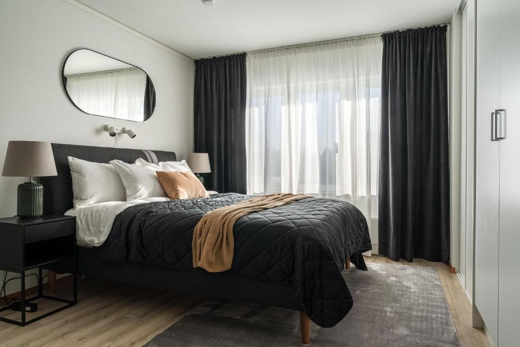 um quarto com uma cama e uma grande janela em Consultant's Luleå Hub: Work & Rest em Luleå