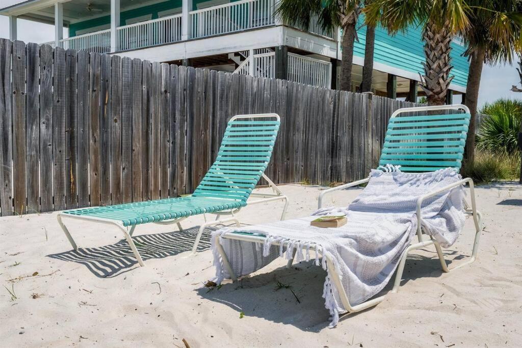 2 Stühle und ein Tisch am Strand in der Unterkunft Summer at Family Bungalow w Pool! 4min Walk to Beach! in Gulf Shores