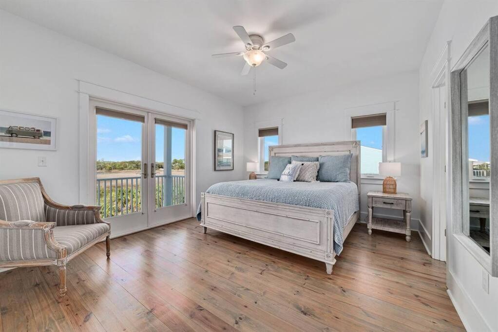 ein weißes Schlafzimmer mit Bett und Balkon in der Unterkunft Summer at Family Bungalow w Pool! 4min Walk to Beach! in Gulf Shores