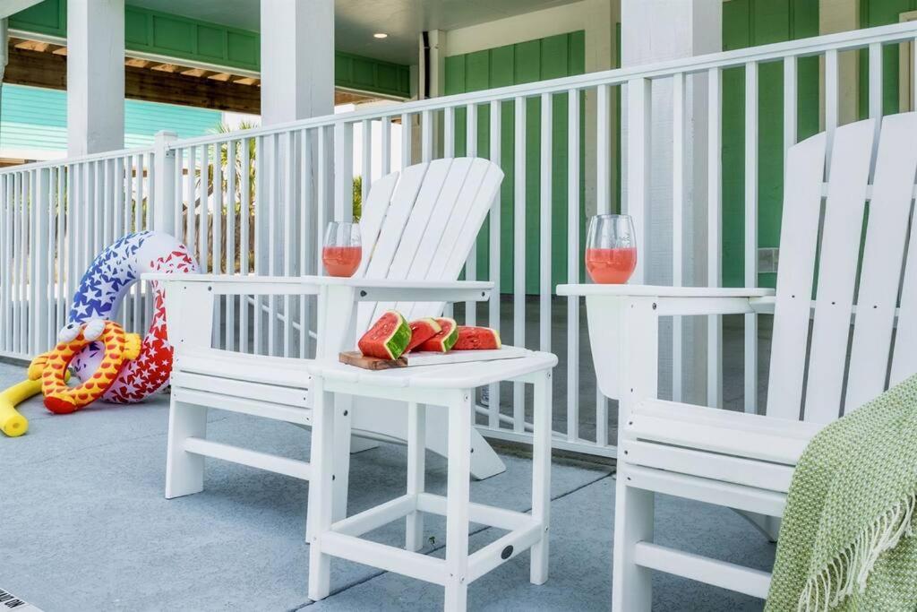 Ein Sitzbereich in der Unterkunft Summer at Family Bungalow w Pool! 4min Walk to Beach!