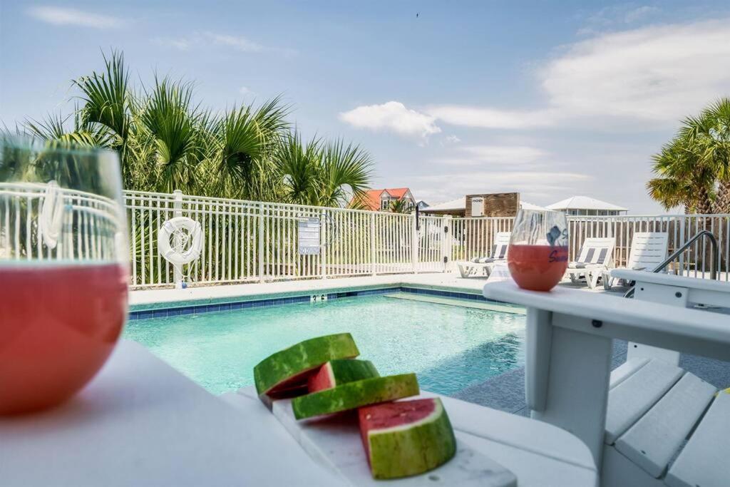 Der Swimmingpool an oder in der Nähe von Summer at Family Bungalow w Pool! 4min Walk to Beach!
